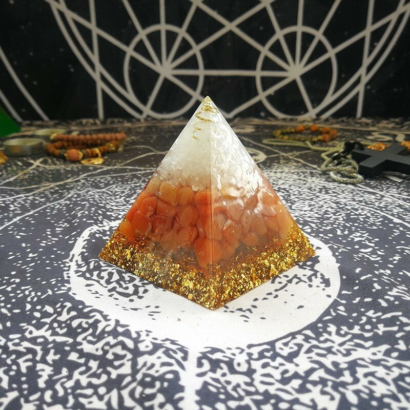 オルゴン-赤い樹脂のピラミッド,装飾的なピラミッド,さまざまな色