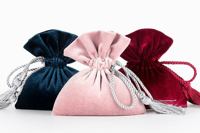 Alta qualidade 12x14cm sacolas de veludo com cordão de seda macia borla bolsas para presente de casamento e doces sacolas para embalagens de festa de natal