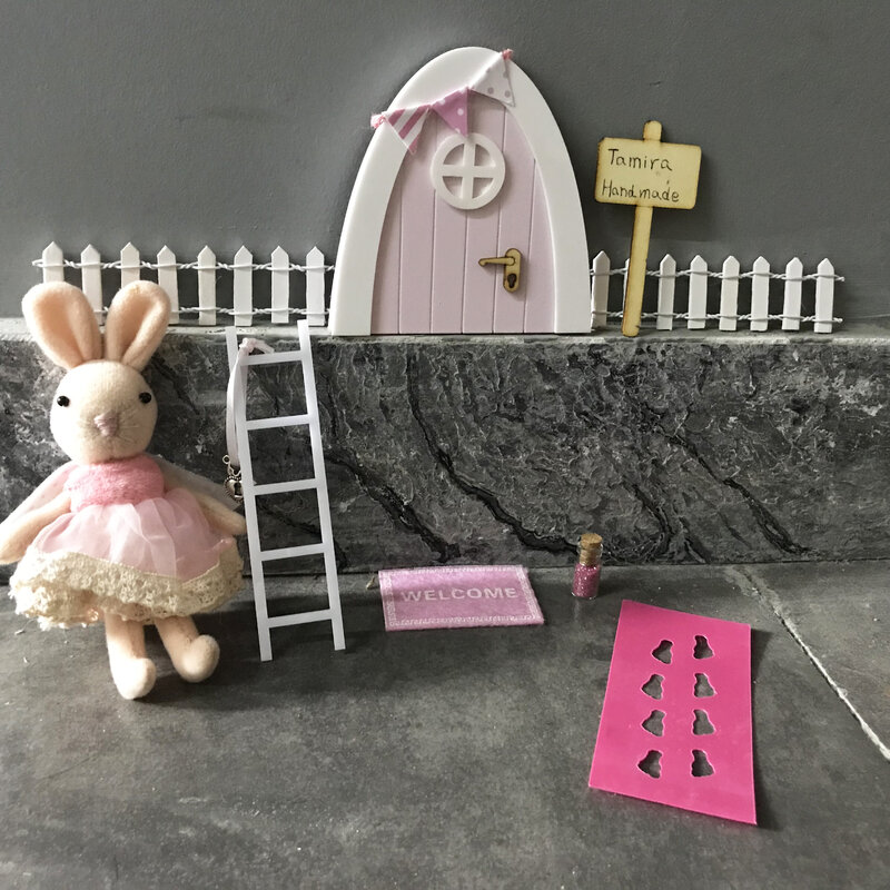 Puerta de madera en miniatura con banderines, mini arco hecho a mano para puerta pequeña con estilo de hada rosa, decorado y letrero personalizado