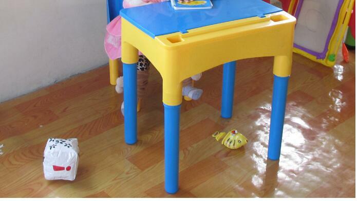 As crianças aprendem mesas e cadeiras. 1 mesa flip. 1 cadeira