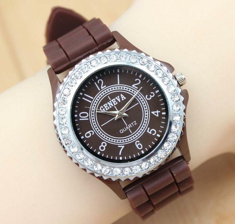 แบรนด์หรูนาฬิกาหนังควอตซ์ผู้หญิงสุภาพสตรีแฟชั่นสร้อยข้อมือ Rhinestone นาฬิกาข้อมือนาฬิกา
