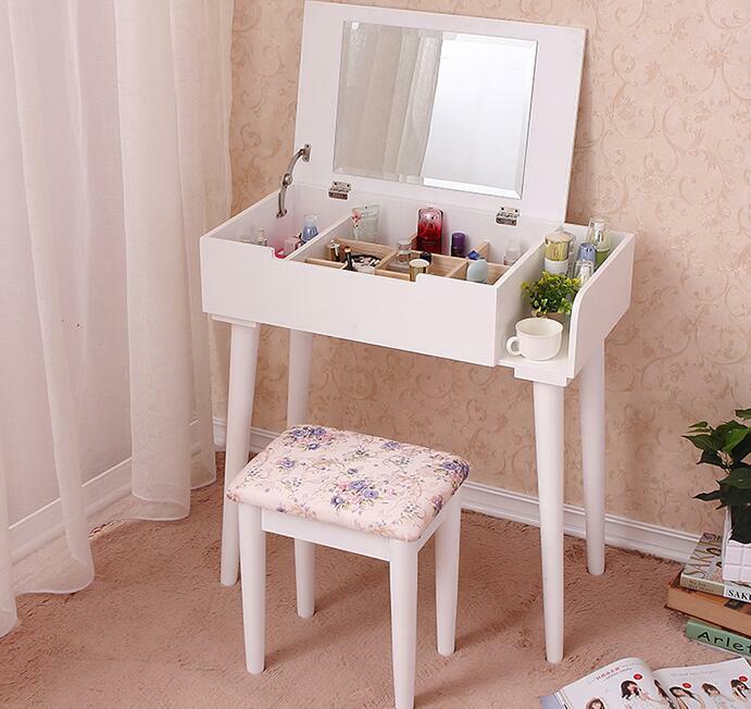 To receive a table with mirror dresser. Cosmetics