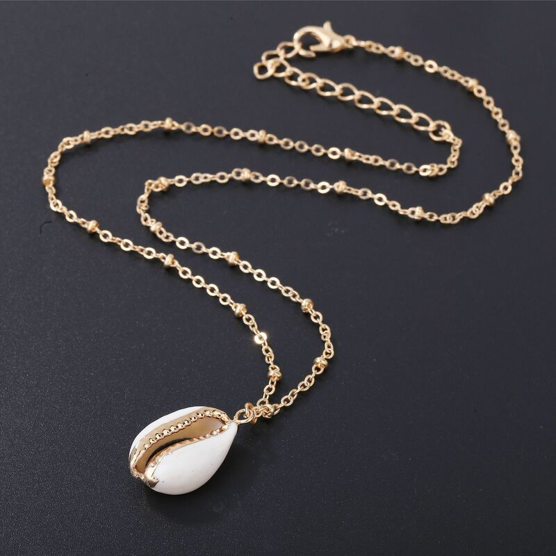 Moda Natural Shell-envuelto collar de oro para las mujeres cauri Natural colgante de concha con bolas de oro cadena elegante collar