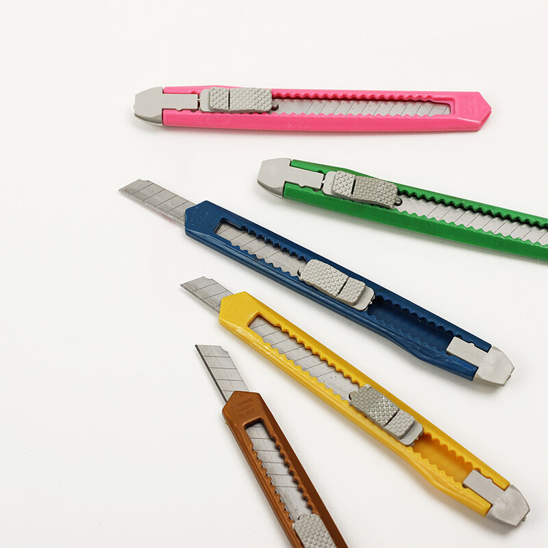 Couteau utilitaire pour étudiants, boîte de coupe, couteau utilitaire à encliqueter lame de rasoir rétractable, couleur aléatoire, papeterie aléatoire 1 pièce