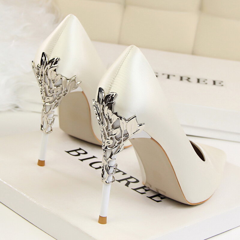 Zapatos de tacón fino tallados de Metal para mujer, calzado de tacón alto con punta puntiaguda, Sexy, a la moda, de colores caramelo, para boda, 2018