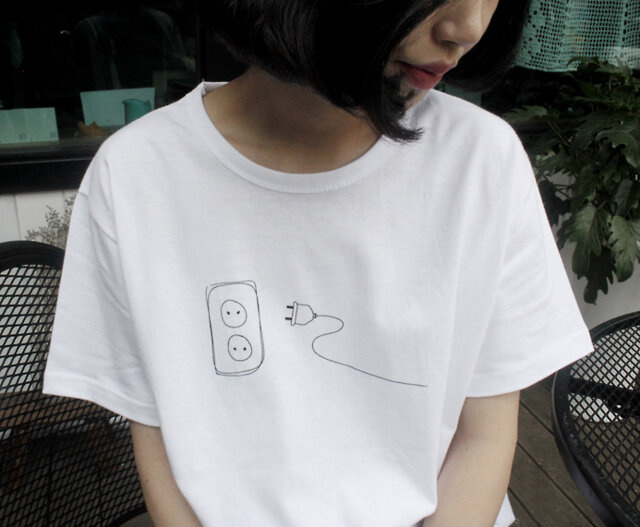 T-shirt grafica Plug and socket harajuku kawaii camicia giapponese donna moda T-shirt top grunge estetica citazione camicia goth in cotone