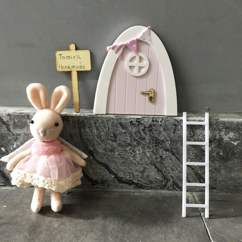 ピンクの妖精のマウスの穴,ミニ木製のドア,バナー付きのミニチュアドア,カスタムサインポスト