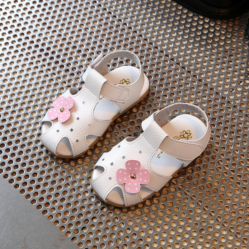 Sandália infantil de couro com flores, nova moda verão e praia para meninas, sapatos de princesa baotou com fundo macio, 2019