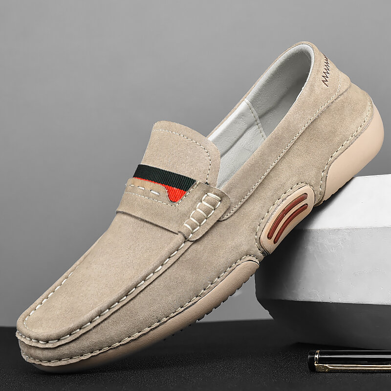 Marca 2022 novos mocassins de camurça masculina moda casual sapatos de couro macio mocassins deslizamento respirável em sapatos de condução tamanho grande quente