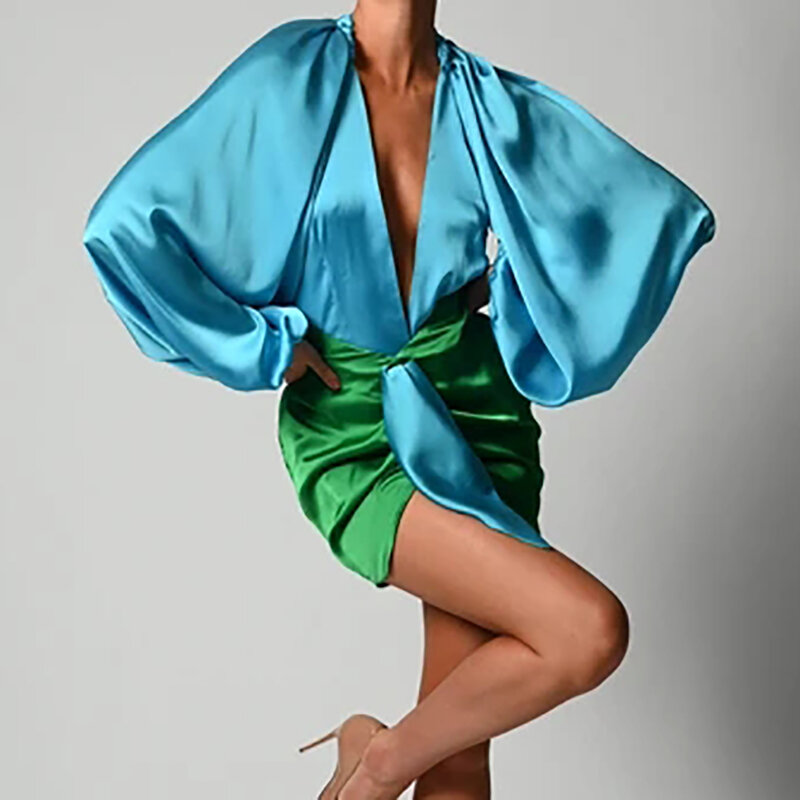 Комплект женский атласный из топа с длинным рукавом и короткой юбки с глубоким V-образным вырезом