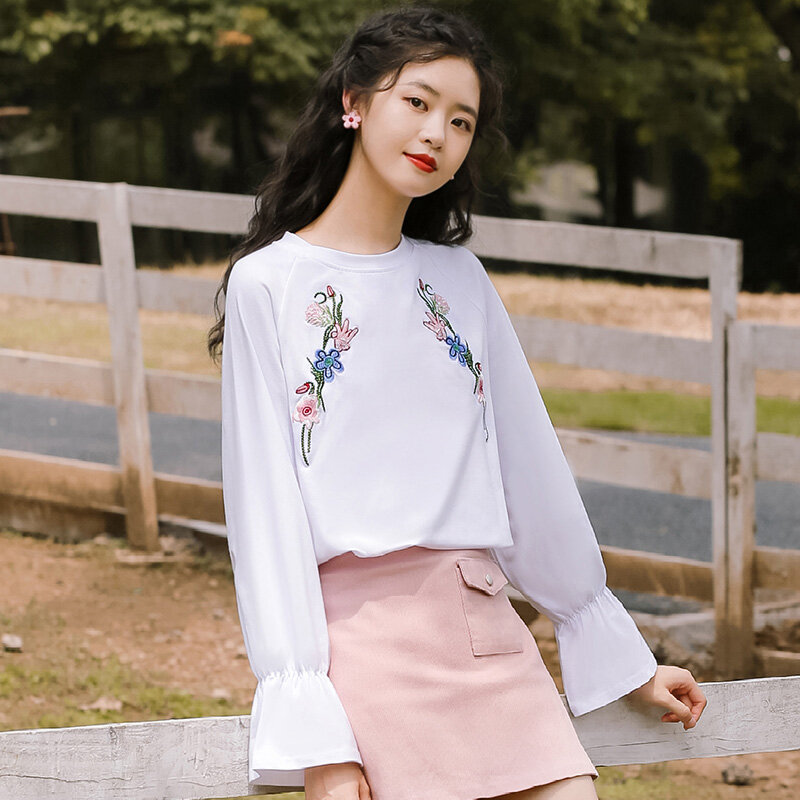 Chic Khaki 2020 New Autumn and Winter Design Sense Embroidery White T-shirt Women's Loose Student Undershirt Bell Sleeve Top