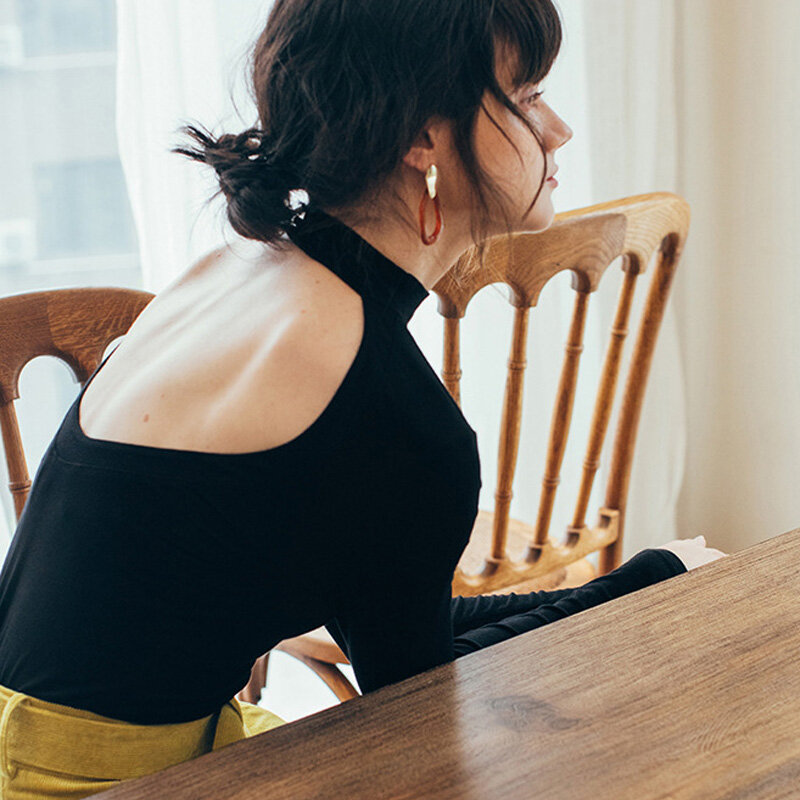 女性の長袖Tシャツ,背中の開いた服,黒と白のニットセーター,春と秋のセーター