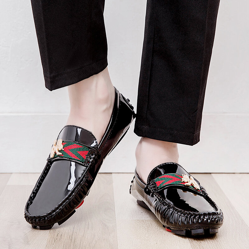 Mokasyny ze skóry lakierowanej męskie obuwie luksusowy projektant mody trampki mieszkania Slip on Big Size męskie buty do jazdy samochodem mokasyny męskie