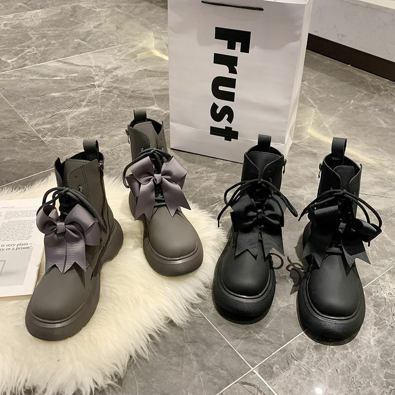 Женские осенние ботинки QWEEK 2021 на платформе, серые, черные, милые ботинки Martin, женская модная резиновая обувь в британском стиле с бантом