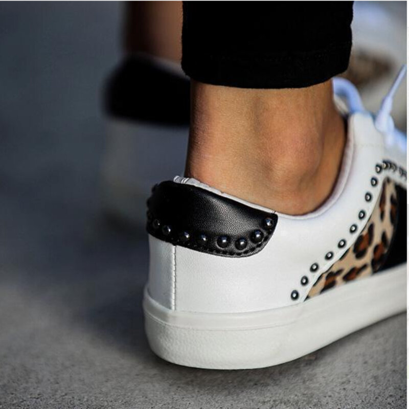 Женские туфли на шнуровке с заклепками и леопардовым принтом с обеих сторон пятки с гвоздиками и черными сшитыми кроссовками KZ015