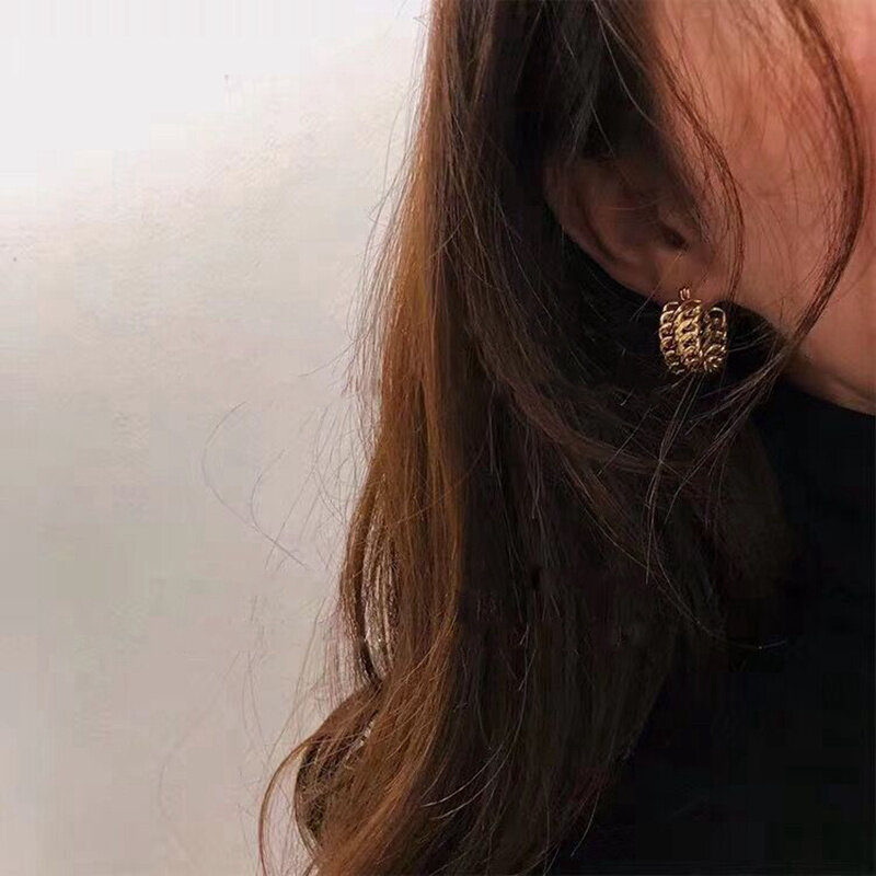 Paire de créoles torsadées en métal doré, design vintage, pour femme, boucles d'oreille à la mode coréenne, accessoire, couleur dorée, matière métallisée