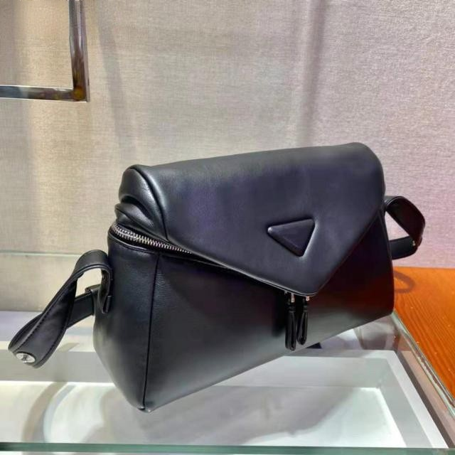 Luxury brand 2021 new sheepskin triangle label zipper flip retro fashion one-shoulder messenger bag all-match female bag