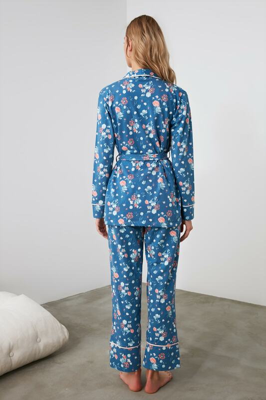 Conjunto de pijama de punto de doble botonadura con estampado de flores Trendyol THMAW21PT0584