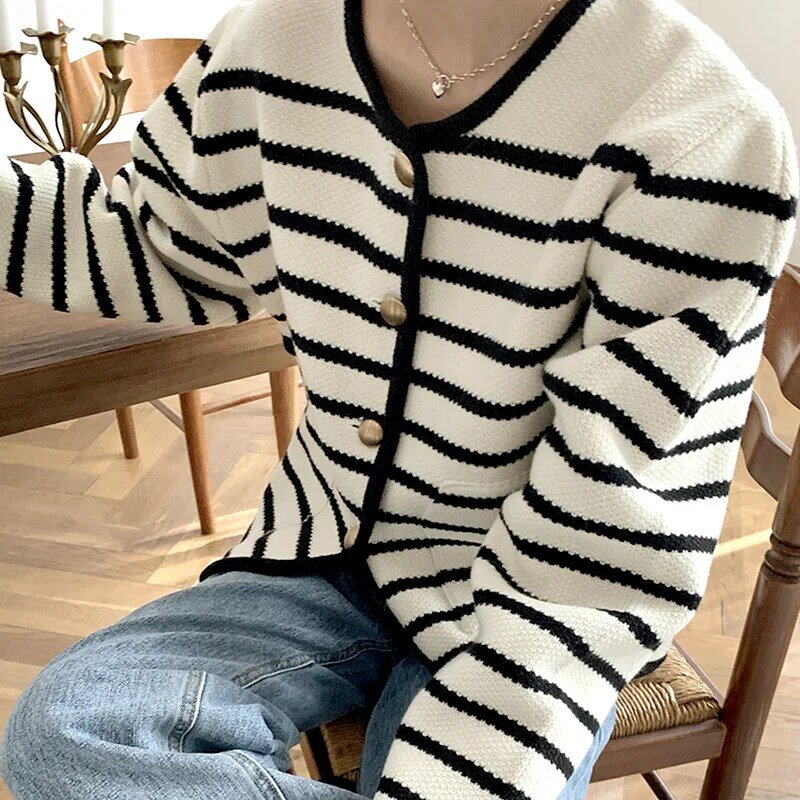 W koreańskim stylu szykowny sweter dziergany francuski Temperament kontrastowy pasek Design metalowy pojedynczy Breasted luźny długi rękaw