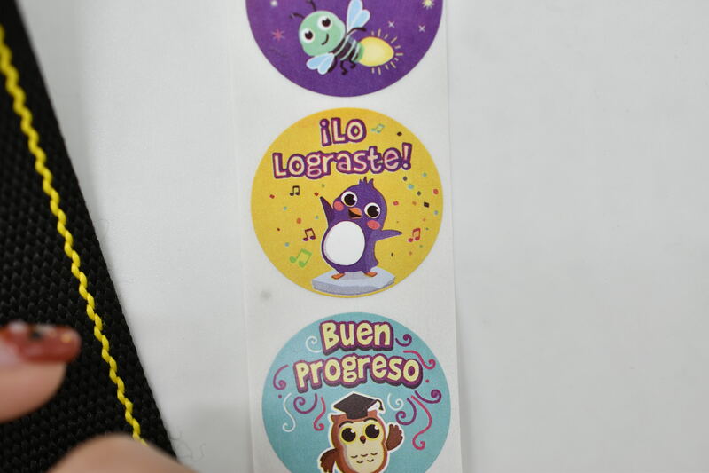 Rollo de pegatinas de recompensa de animales, etiquetas de sello de palabras en español para la escuela, juguetes de regalo para niños, pegatinas de dibujos animados, 1 pulgada, 500 piezas