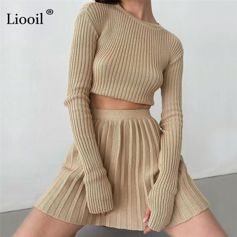 Set Pakaian Sweter Bergaris Rajutan Dua Potong Atasan Pendek Seksi dan Rok Mini Berlipat Set Wanita Pakaian Rajut Streetwear Lengan Panjang
