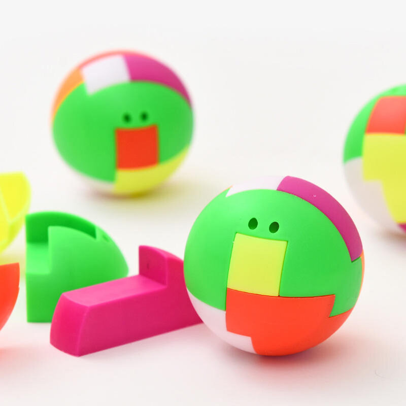 City girl assembles Jigsaw Puzzle Ball Education Assembles Children's brick toys with random colors
