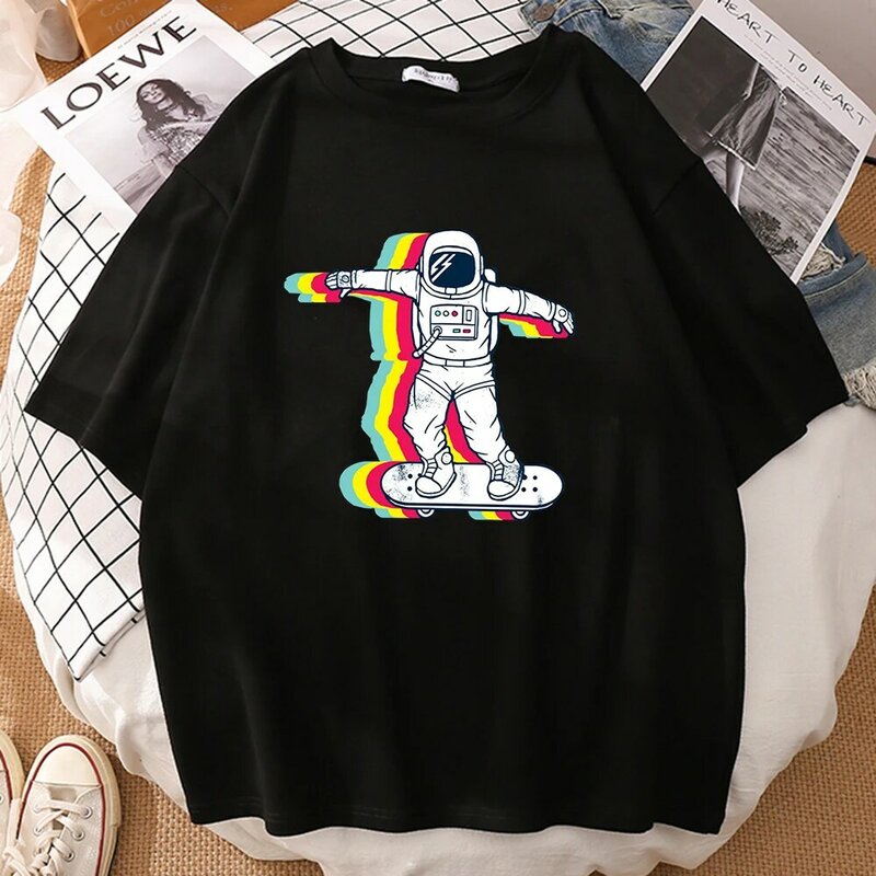 Space Man Astronaut Spelen Skateboard Print Mens T-shirts Fashion Losse T Shirts Eenvoud Vintage Tshirts Cool Zachte Mannen Tops