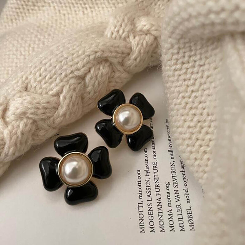 Średniowieczny czterolistny kwiat czarny i biały płatek kolczyki elegancki, szykowny kobiety wykwintne vintage perła kolczyk na wtyk piercing