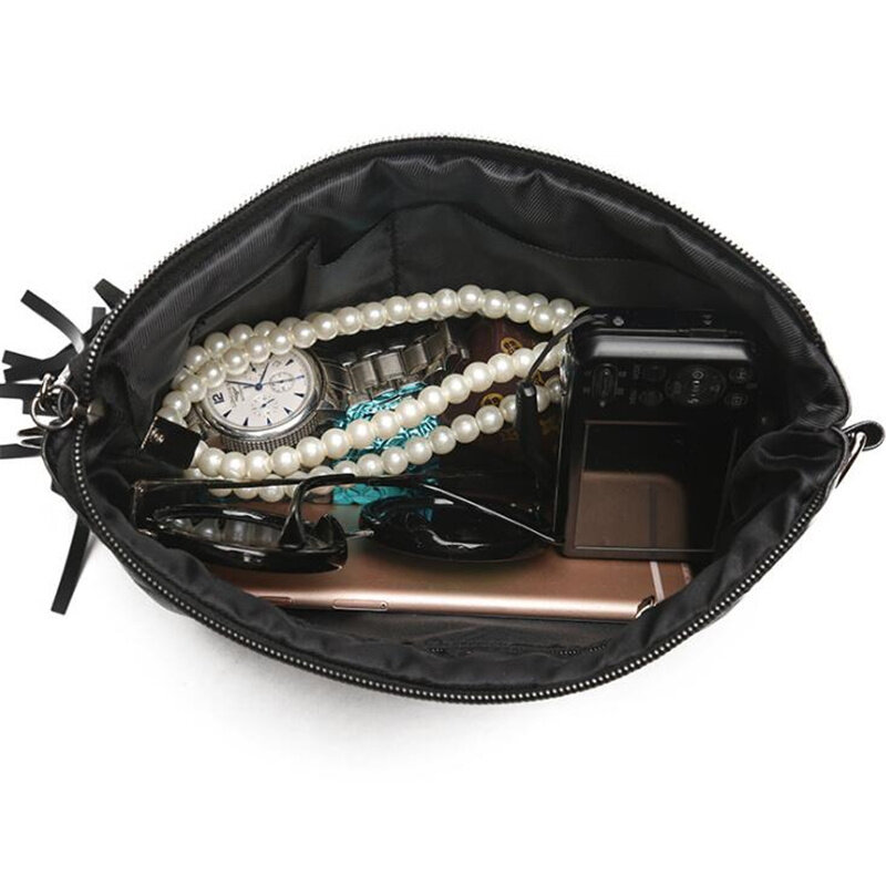 Женская сумка-мессенджер с заклепками в стиле ретро