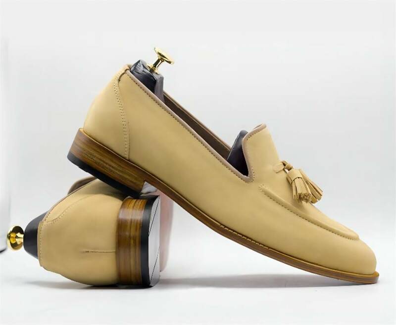 2021ใหม่แฟชั่นผู้ชายแฟชั่นคลาสสิก All-Match รองเท้าทำด้วยมือหนังนิ่มสีเหลืองรอบหัว Retro Loafers XM486