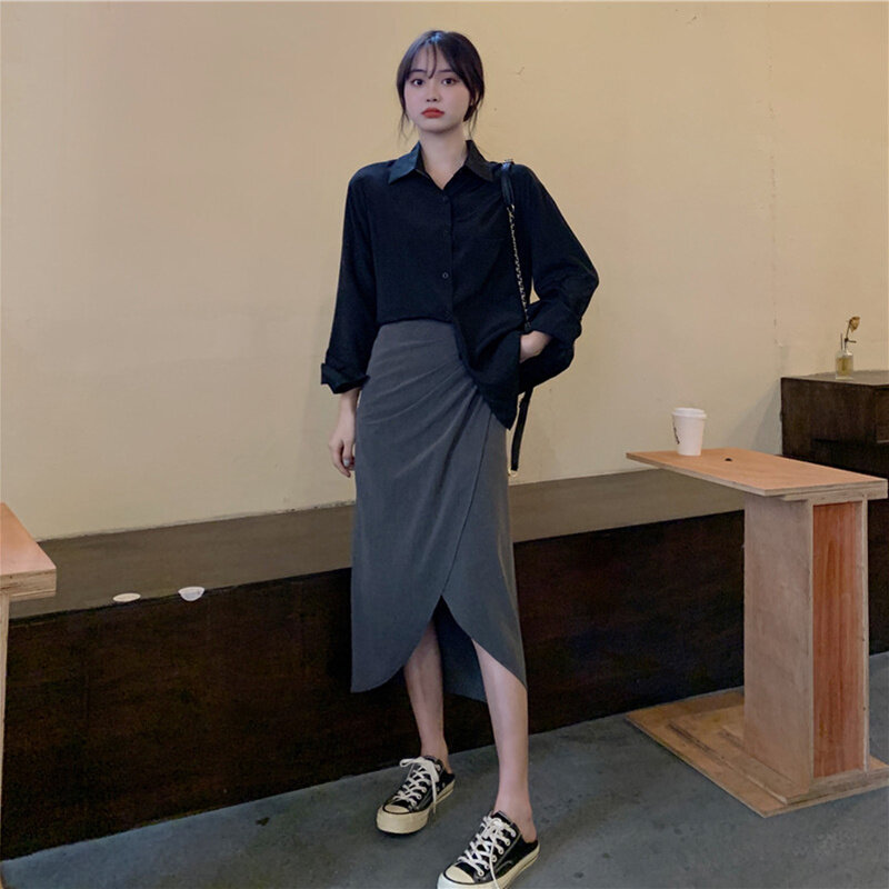 تنورة المرأة دعوى الخريف 2021 جديد هونغ كونغ نمط كسول نمط ، ارتداء أسود فضفاض متوسطة وطويلة الأكمام الملابس