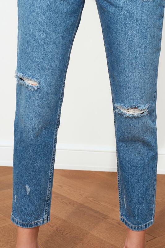 Trendyol Ripped Gedetailleerde Hoge Bel Mom Jeans TWOSS21JE0152