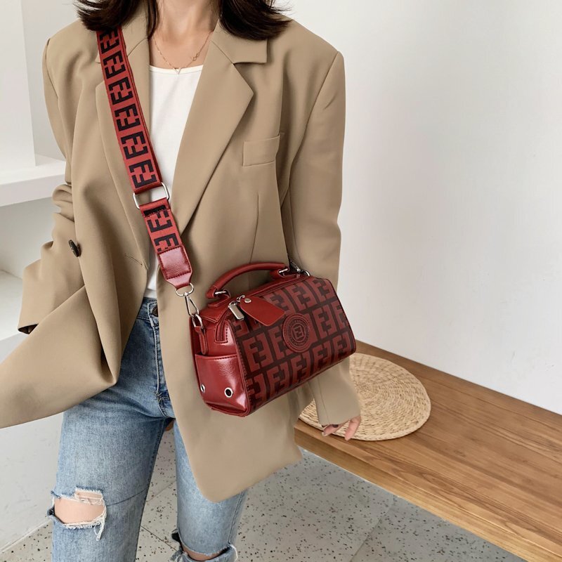 女性のための高級デザイナーハンドバッグ,革製エンボス加工の文字が付いたバッグ,レトロなスタイル,美的,大きなショルダーストラップ