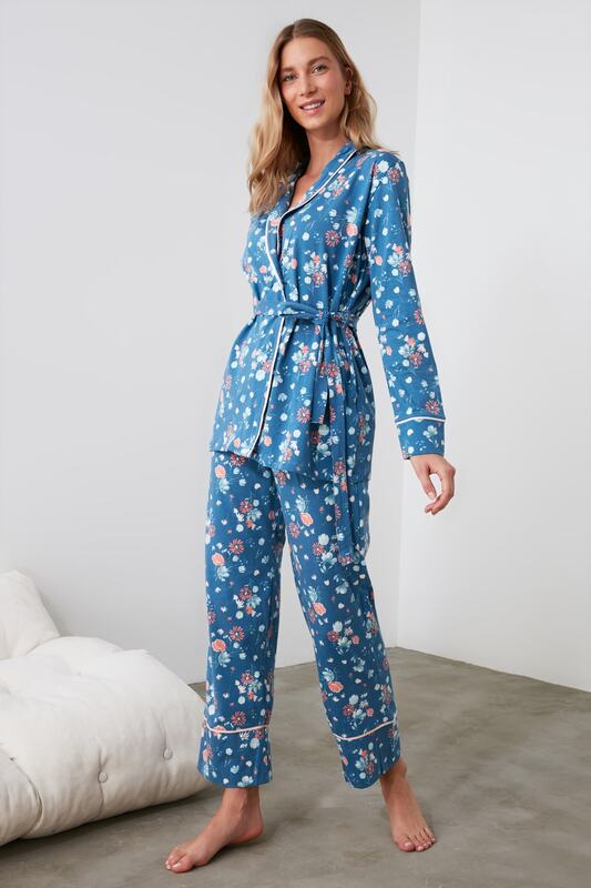 Conjunto de pijama de punto de doble botonadura con estampado de flores Trendyol THMAW21PT0584