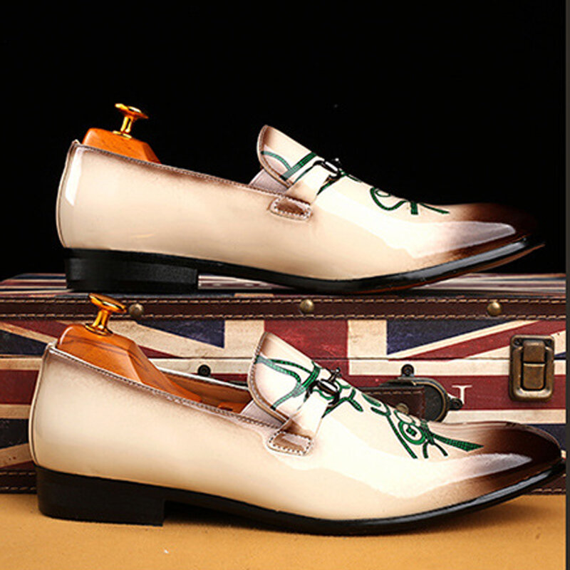 Mocasines de vestir con punta puntiaguda para hombre, zapatos Oxford de cuero brillante, zapatos de boda, zapatos informales de oficina y negocios, novedad de 2021