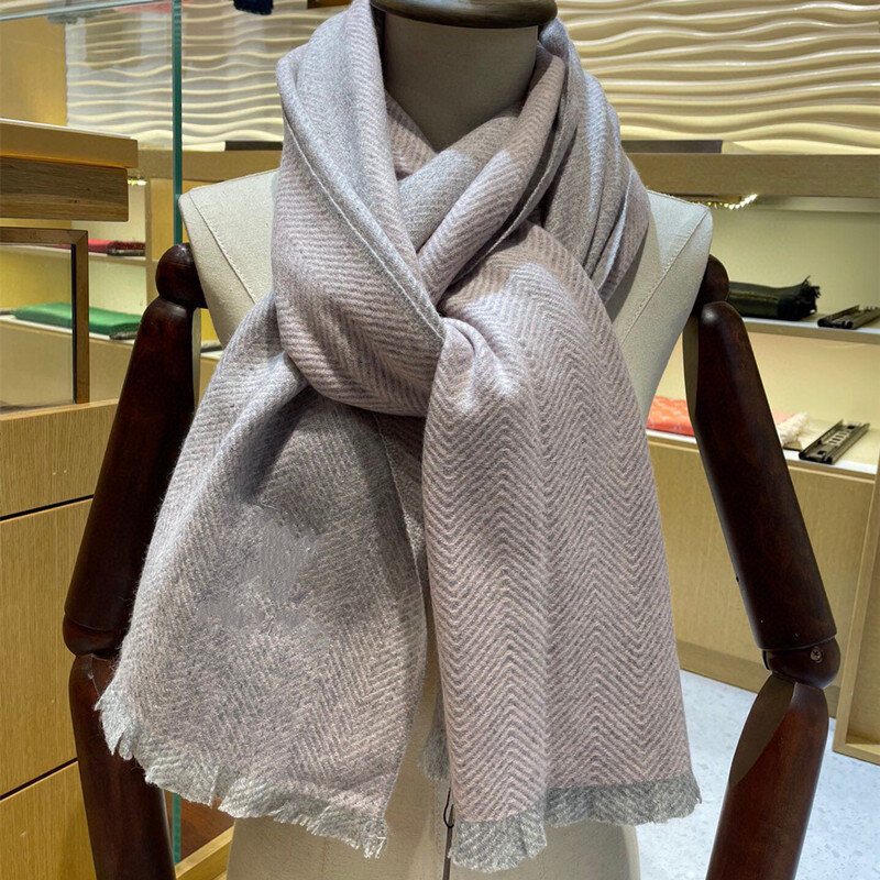 O novo cachecol de lã de cashmere e cordeiro de cor sólida, o mesmo design de luxo para homem e mulher, xale de cachecol de inverno quente