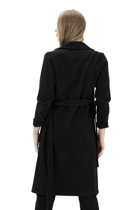 Женское черное пальто на шнуровке