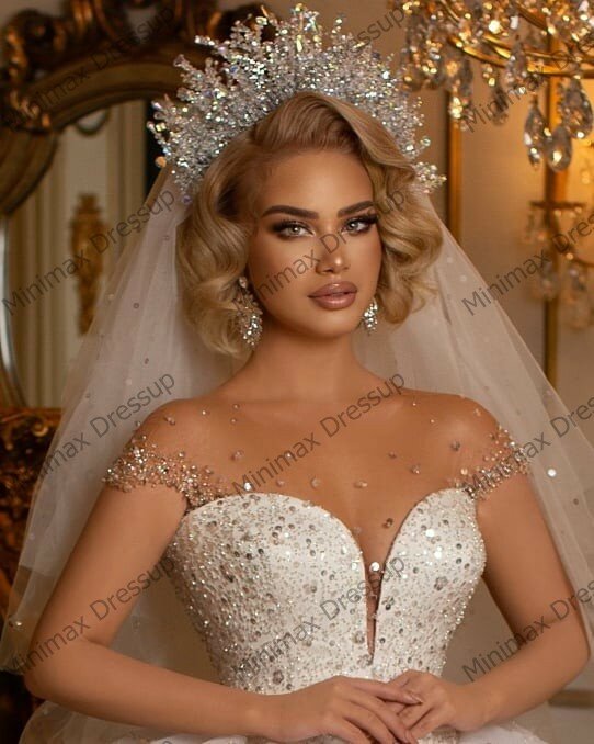 Payet Manik-manik Berkilau Gaun Pesta Pernikahan Dubai Gaun Pengantin Kristal Lengan Pendek Leher V Seksi dengan Gaun Putri Mewah Kereta Api