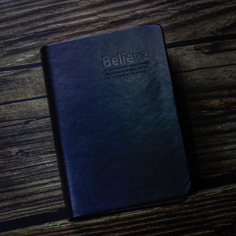 Believe the Bible-ordenador portátil, libreta gruesa Phnom Penh, libro