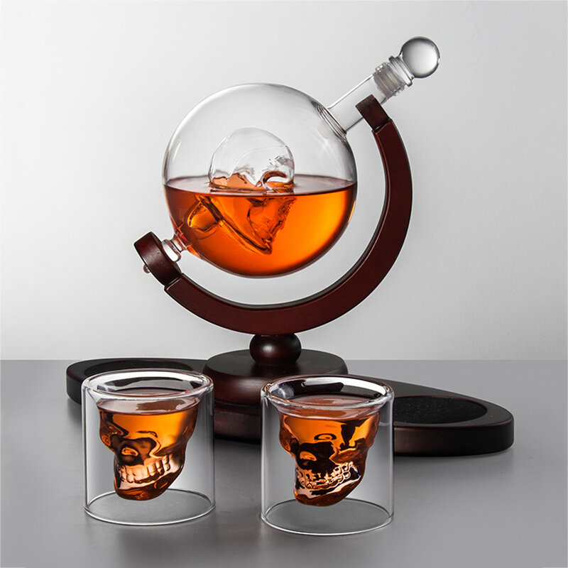 Whiskey Decanter Set Schädel Wodka Globus Decanter Mit 2 Gläser Schnaps Spender Mit Holz Ständer