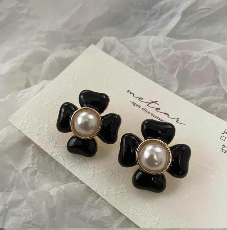 Medieval four-leaf flower black and white petal earrings chic elegant women exquisite vintage pearl stud piercing