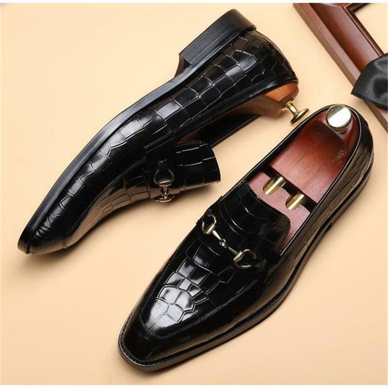Zapatos informales de piel sintética con punta puntiaguda para hombre, calzado masculino con decoración de Metal, color rojo y marrón, estilo clásico, de alta calidad, YX240