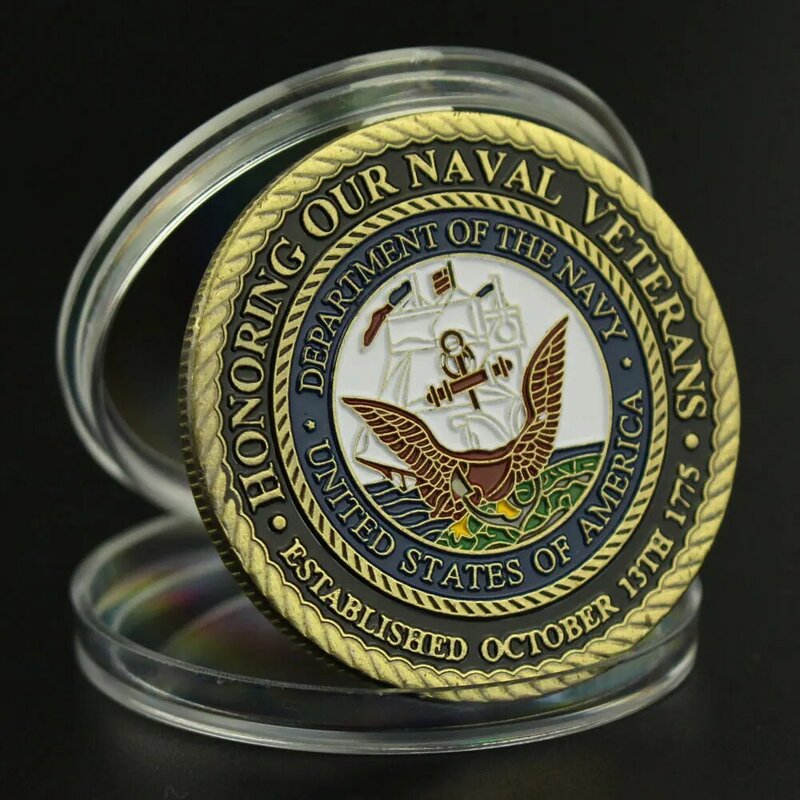 Moeda comemorativa da marinha dos eua honrando nosso veterano naval caracterizando uma águia voadora na frente da bandeira dos eua ouro chapeado moeda desafio