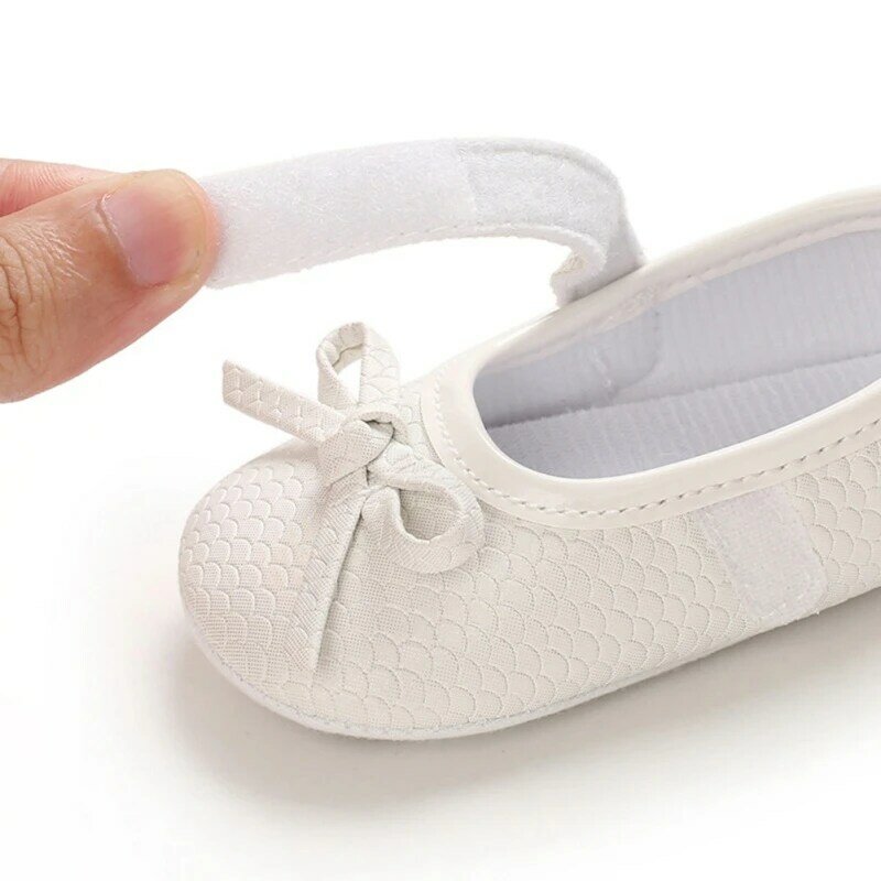 Nowonarodzone dziewczynki pierwsze Walker Casual śliczne księżniczka buty antypoślizgowe miękkie dno krok przednie buty Prewalker niemowlę dzieci 0-18M