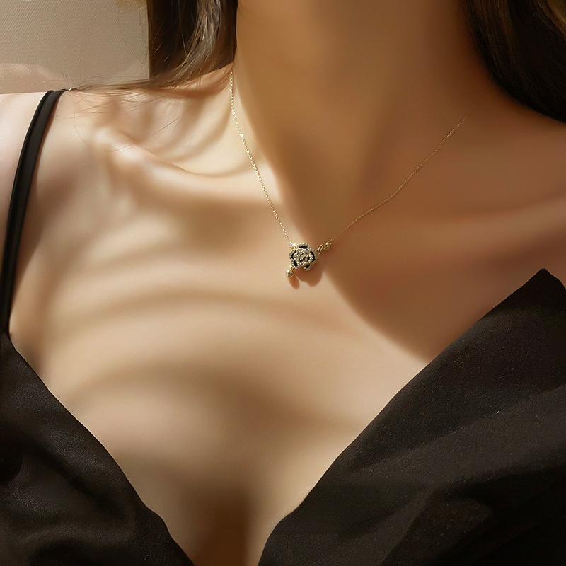 Collar de Camelia de perlas para mujer, cadena de suéter con diseño de flores negras famosas, marca de lujo, joyería con dijes, venta al por mayor