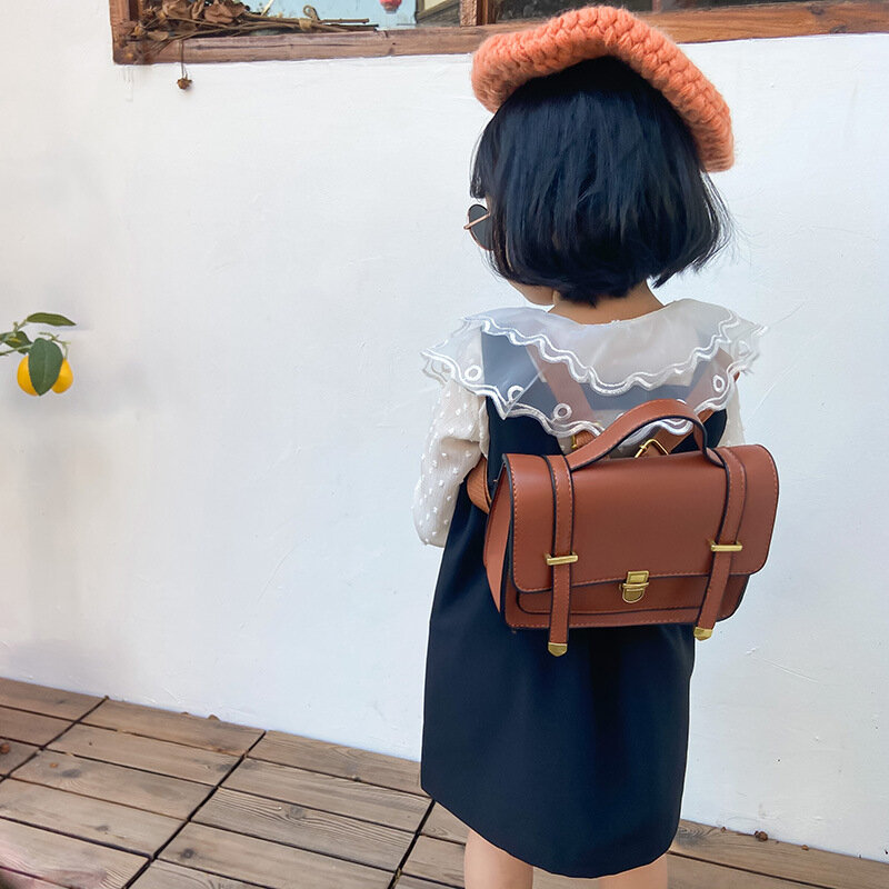 حقيبة ظهر للأطفال مصنوعة من جلد البولي يوريثان حقيبة مدرسية ريترو للأطفال متعددة الأغراض قابلة للطي حقيبة يد بمشبك معدني بسحاب