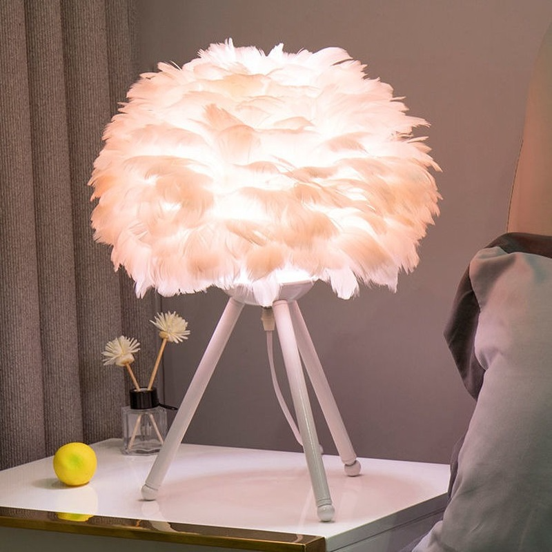 Piórkowa lampka nocna do sypialni kreatywna romantyczna prosta nowoczesna lampka nocna ślubna ciepła dekoracja pilot lampa biurkowa