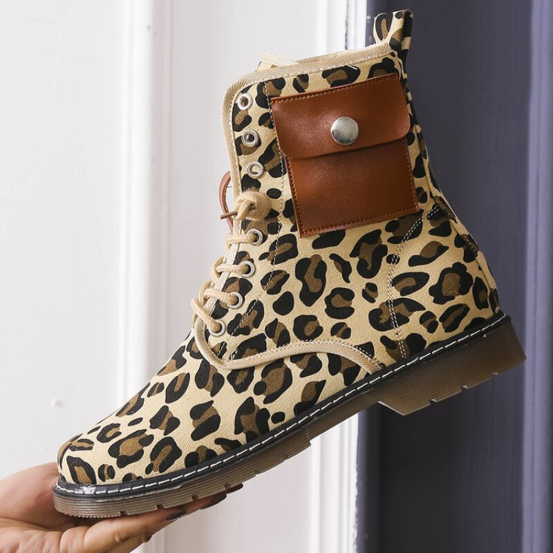 Модные женские ботинки на шнуровке из искусственной кожи на низком каблуке ботильоны с заклепками и карманами на шнуровке с леопардовым пр...
