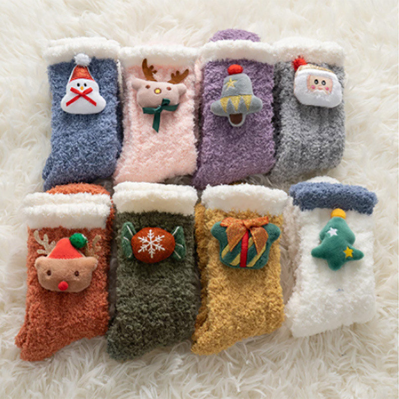 Nouvel arrivage de chaussettes de noël pour femmes, en laine de corail, colorées, douces, nouvel an, sapin de noël, cerf, hiver