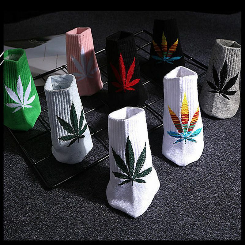 Men's and Women's Socks Street Fashion Middle Tube Maple Leaf Pattern Stripe Air Permeability And Sweat Absorption Sports Sock